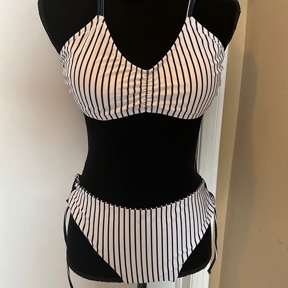 Cupshe Swimwear - Picture 1 of 9